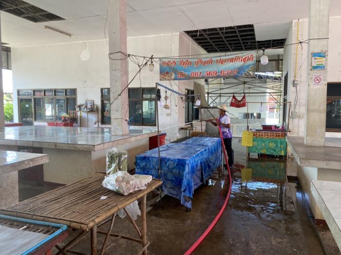 ดำเนินการล้างพื้นผิวทำความสะอาดตลาดสด...