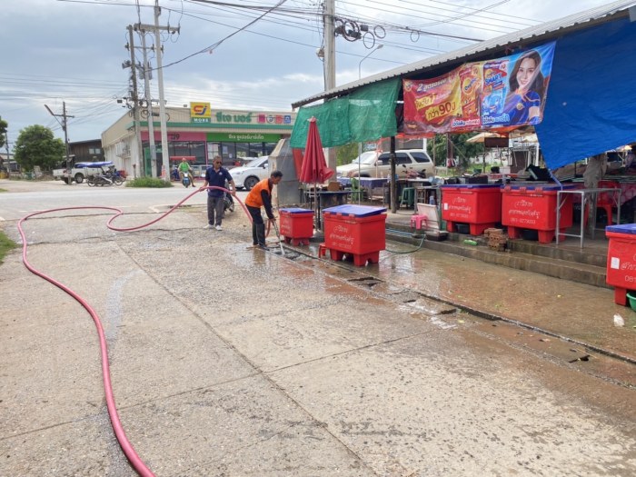 การล้างพื้นผิวทำความสะอาดตลาดสดเทศบาลตำบลกุดดู่