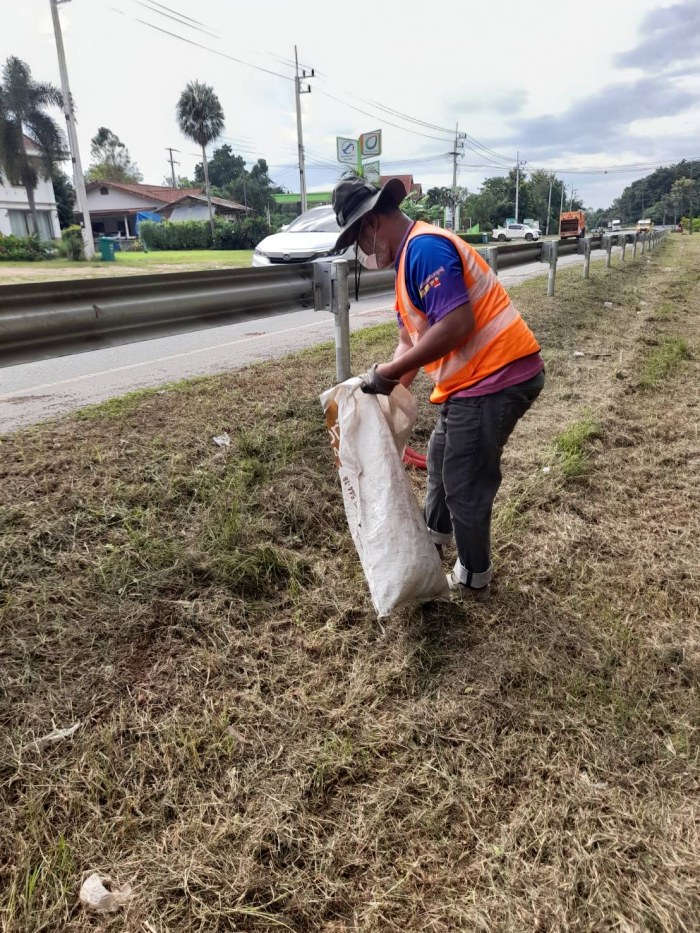 กองสาธารณสุขและสิ่งแวดล้อม ดำเนินการเก็บเศษขยะบริเวณข้างถนน