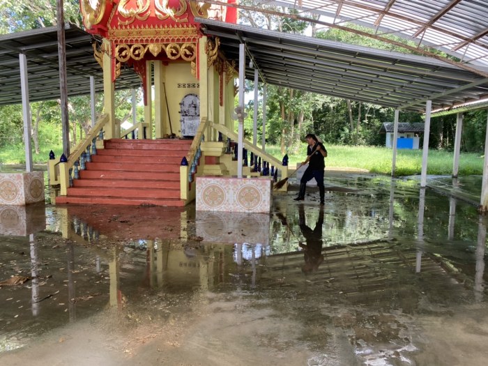 งานป้องกันและบรรเทาสาธารณภัยเทศบาลตำบลกุดดู่ ดำเนินการล้างพื้นผิวทำความสะอาดตลาดสดเทศบาลตำบลกุดดู่ และวัดป่ากุดดู่