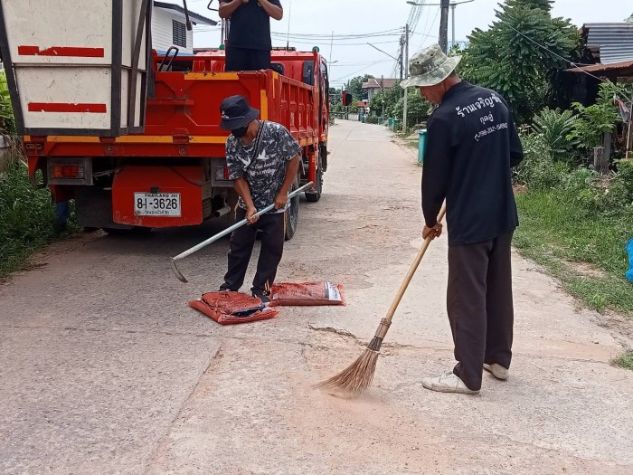 กองช่างเทศบาลตำบลกุดดู่ นำยางมะตอยสำเ...