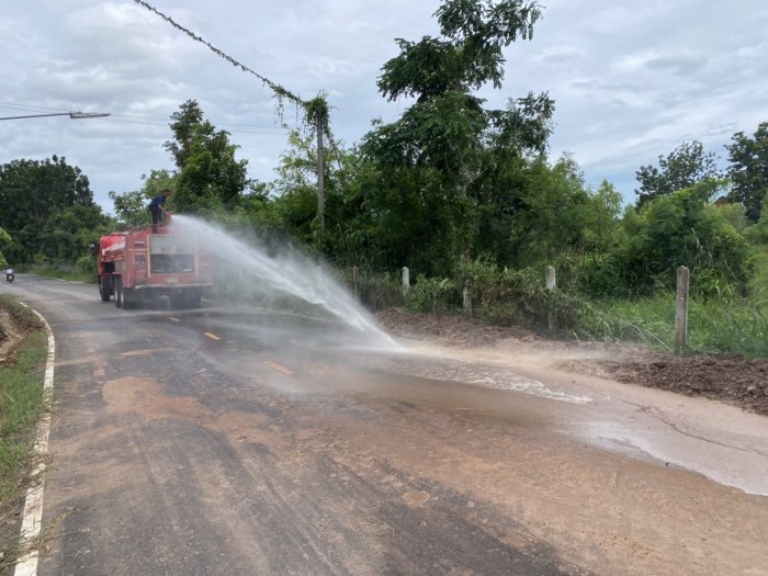 งานป้องกันและบรรเทาสาธารณภัย ดำเนินการล้างพื้นผิวถนนบริเวณหน้าวัดป่ากุดดู่ หมู่ที่ 2