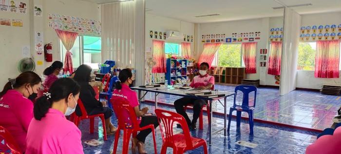 ประชุมชี้แจงเตรียมการมาตราการดำเนินการเปิดศูนย์พัฒนาเด็กวัดศรีสว่าง ภาคเรียนที่ 2 ปีการศึกษา 2564 และชี้แจงแนวทางการดำเนินการตามนโยบายเร่งด่วนของกรมส่งเสริมการปกครองส่วนท้องถิ่นเกี่ยวกับโครงการช่วยเหลือบรรเทาภาระค่าใช้จ่ายด้านการศึกษาในช่วงการแพร่ระบาดของ