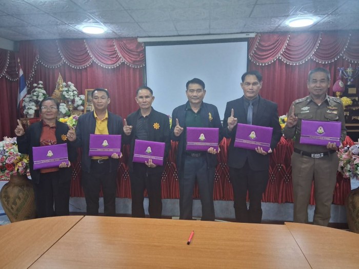 ร่วมประชุมเพื่อหารือและวางแผนแก้ปัญหา...