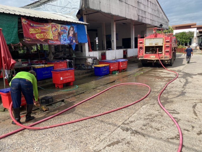 งานป้องกันฯ ดำเนินการล้างพื้นผิวทำความสะอาดตลาดสดเทศบาลตำบลกุดดู่