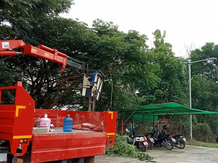 กองช่างเทศบาลตำบลกุดดู่ ดำเนินการตัดก...