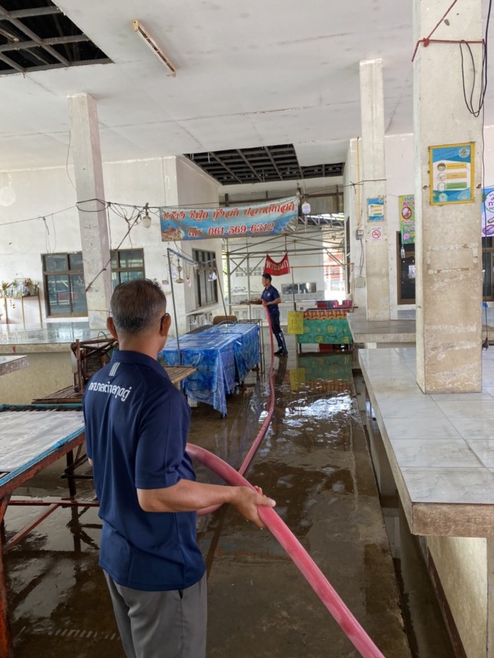 งานป้องกันและบรรเทาสาธารณภัยเทศบาลตำบลกุดดู่ ดำเนินการล้างพื้นผิวทำความสะอาดตลาดสดเทศบาลตำบลกุดดู่